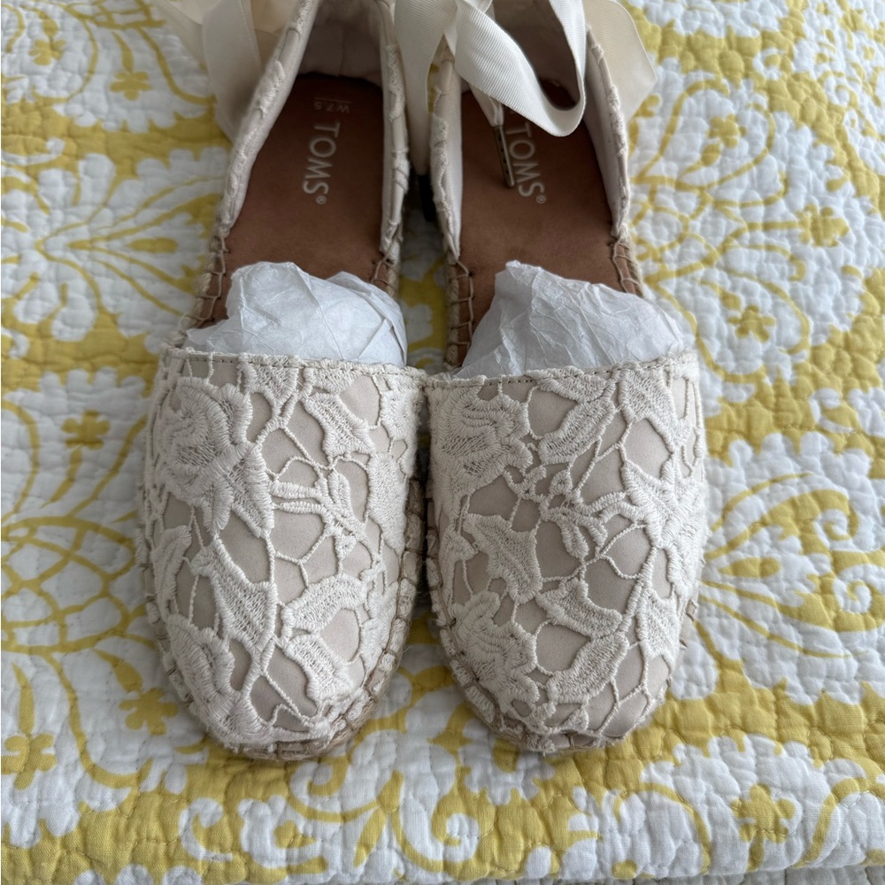 TOMS Women's Cream Lace Espadrilles